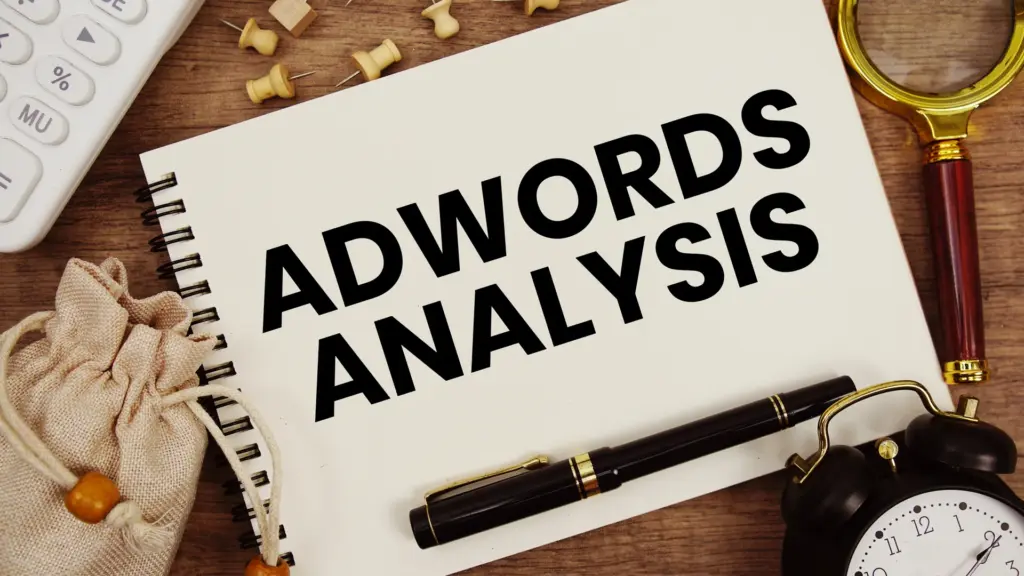 Analyse AdWords écrite sur un carnet avec loupe
