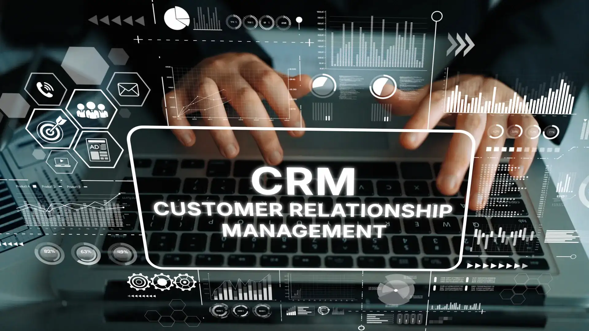 Mains sur un clavier avec graphiques d'analyse de données CRM