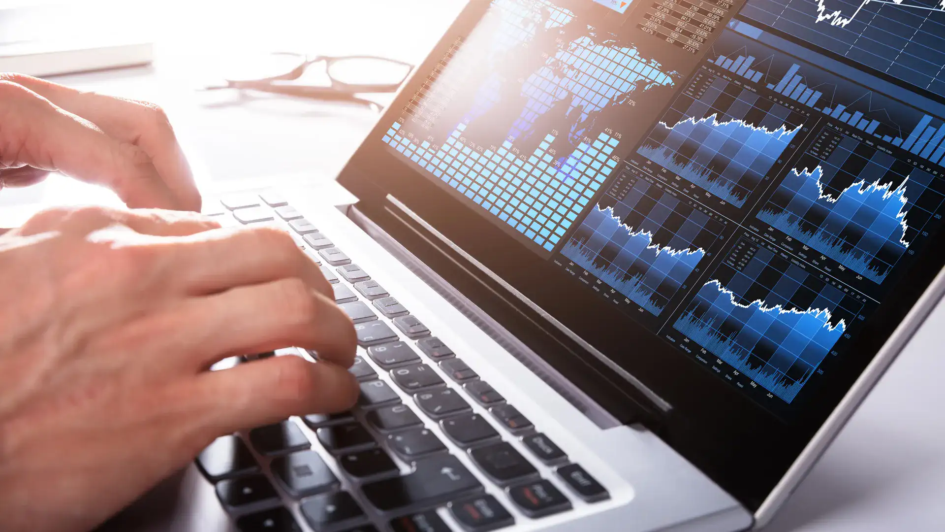 Main d homme d affaires analysant des graphiques de performance sur un ordinateur portable