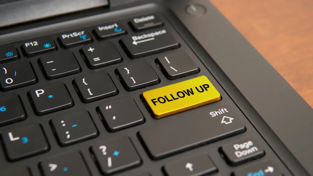 Clavier d'ordinateur avec touche jaune représentant l'engagement client