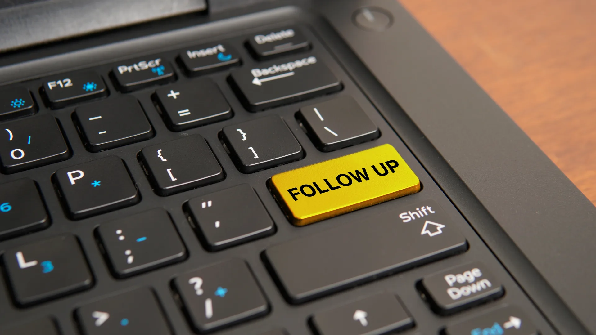 Clavier d'ordinateur avec touche jaune représentant l'engagement client