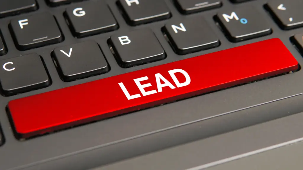 Clavier d'ordinateur avec touche rouge Lead représentant la génération de prospects