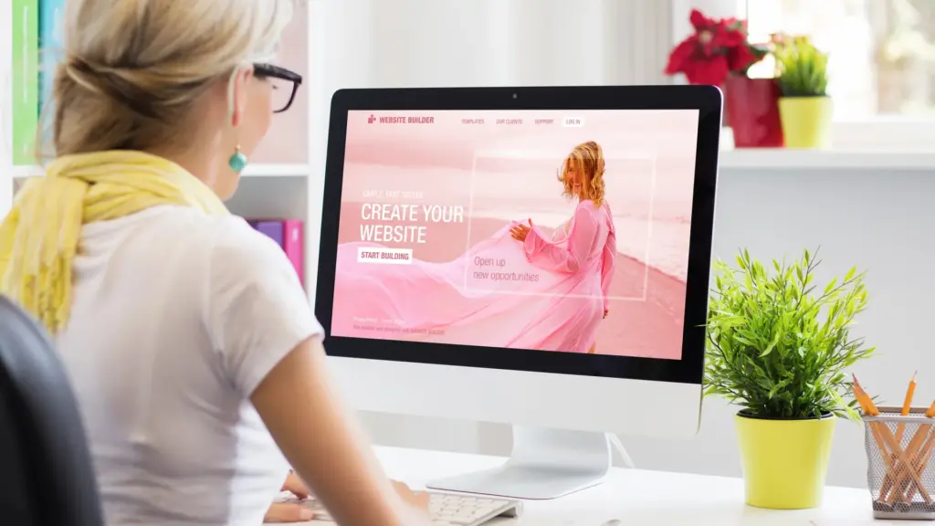 Femme créant son site web sur ordinateur