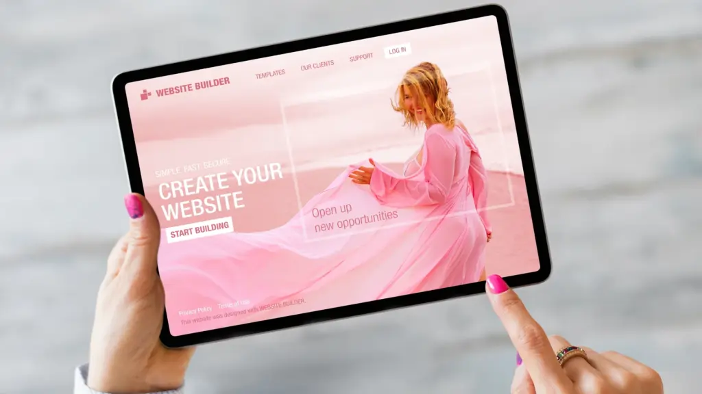 Femme construisant son site web sur tablette