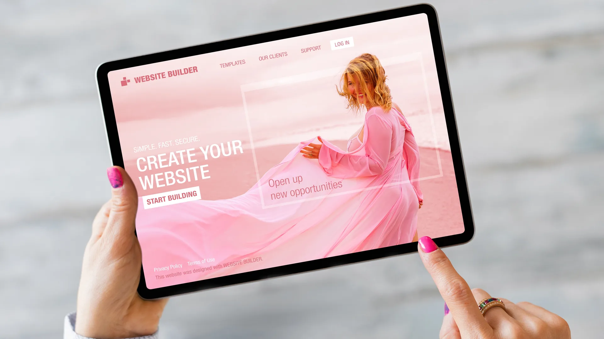 Femme construisant son site web sur tablette