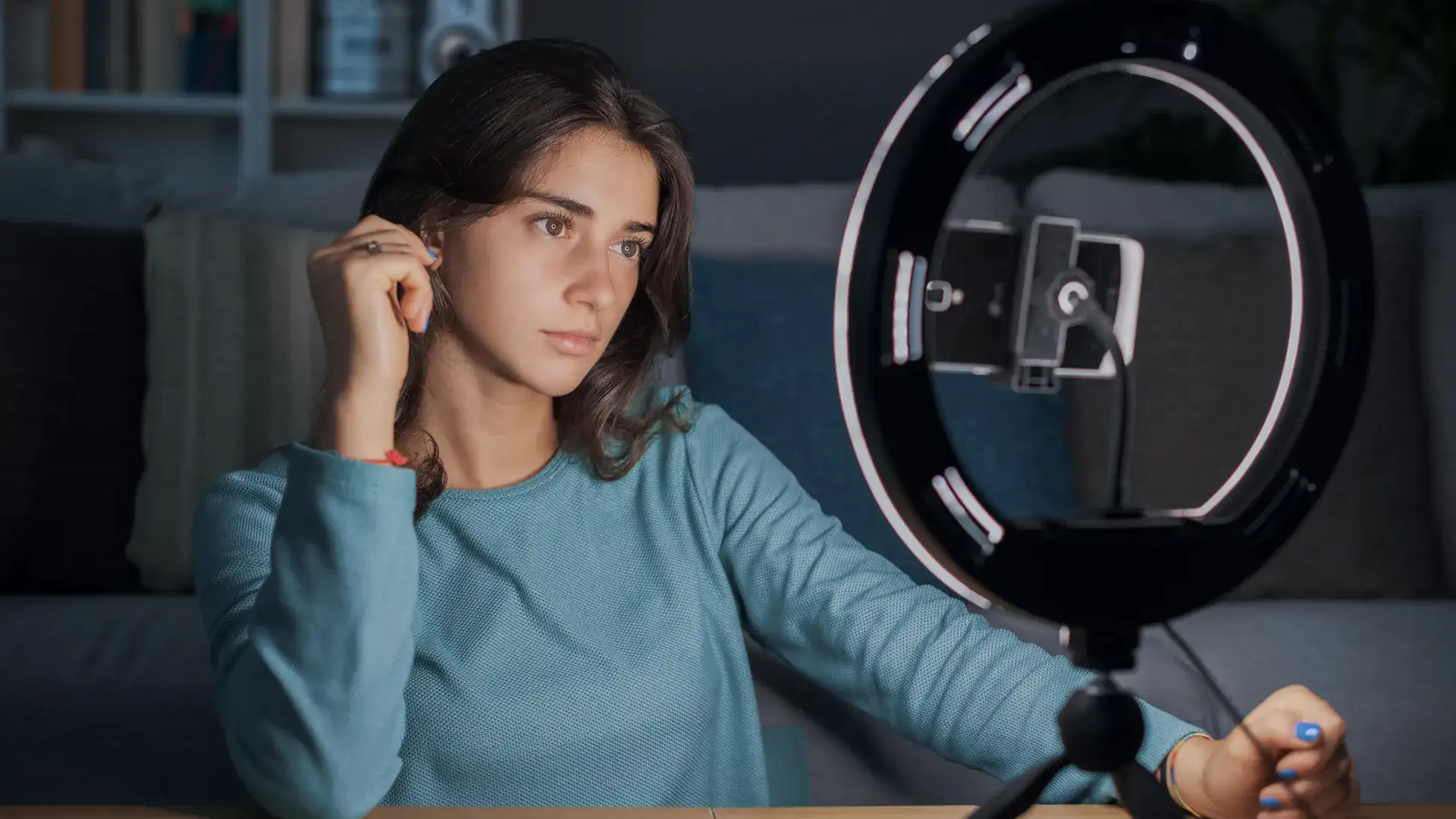 Créatrice de contenu enregistrant des vidéos avec téléphone et ring light