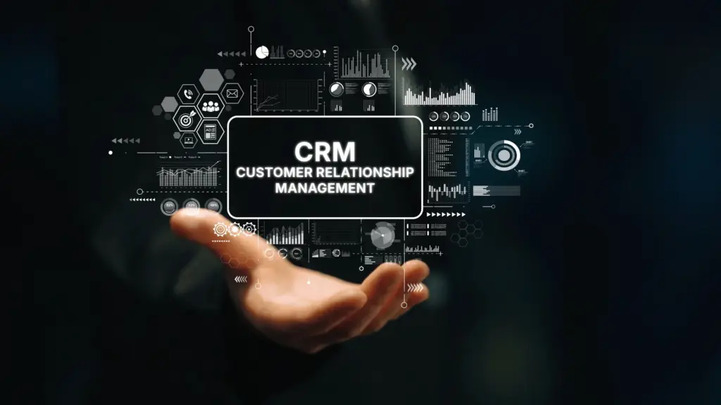 Main tenant un écran avec graphiques CRM de gestion de la relation client
