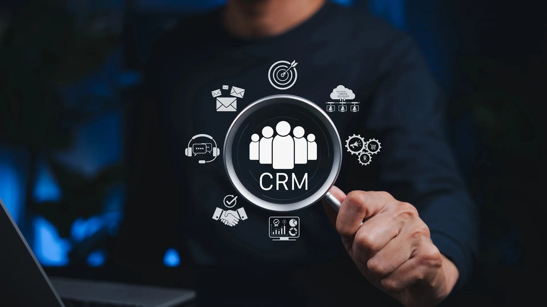 Système CRM sous la loupe avec icônes de gestion de la relation client