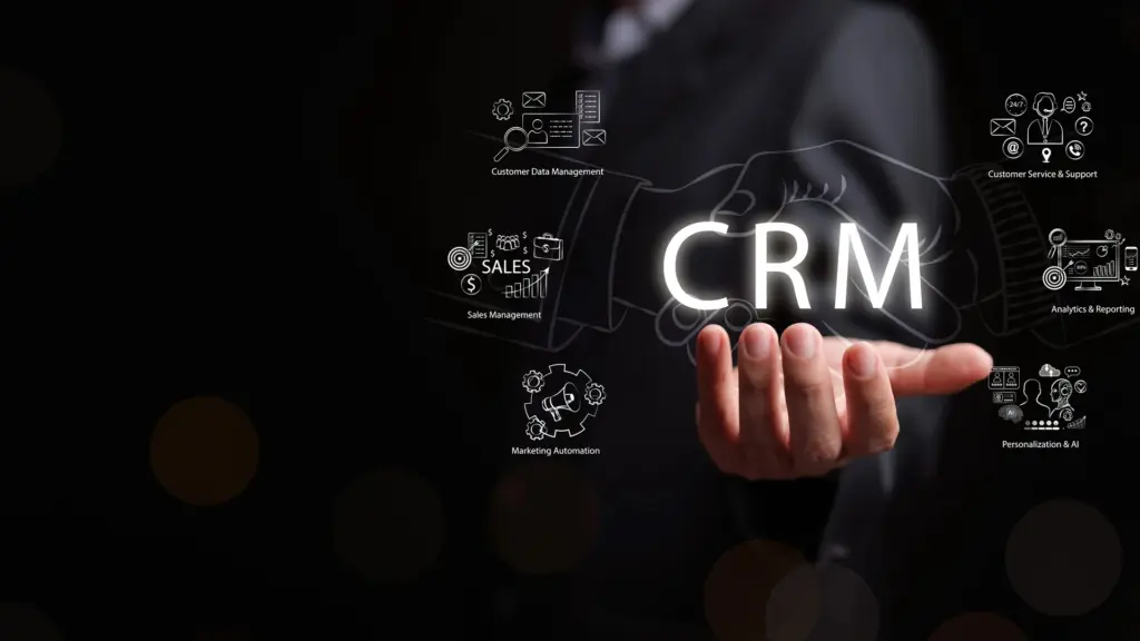 Concept CRM avec poignée de main et icônes de données clients