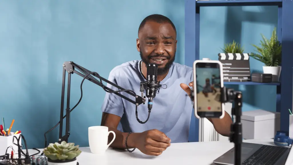 Créateur de contenu en diffusion en direct avec téléphone sur trépied