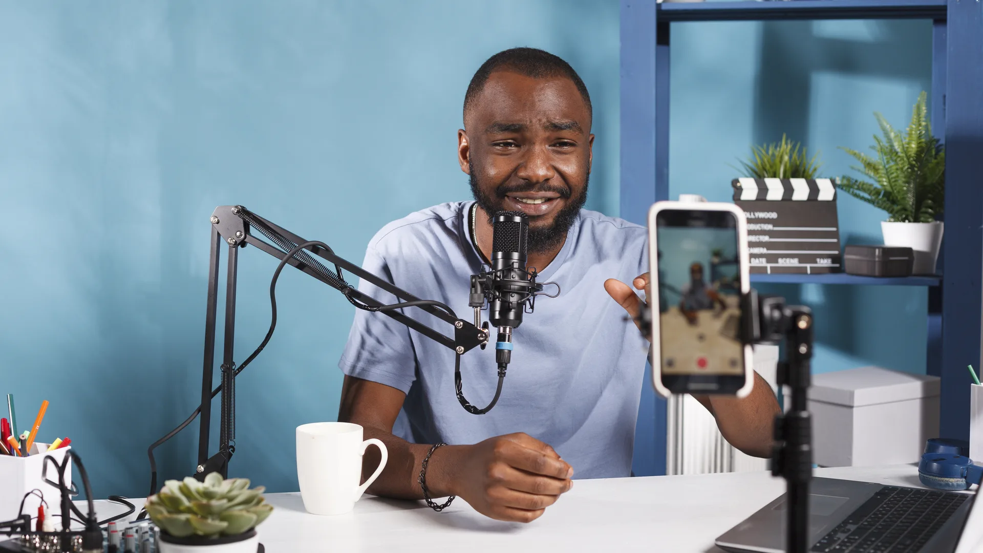 Créateur de contenu en diffusion en direct avec téléphone sur trépied