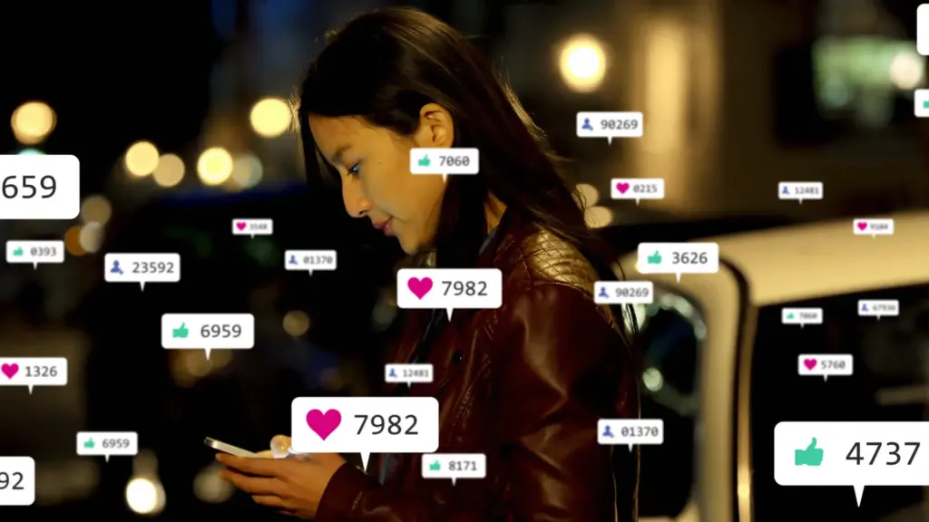 Femme consultant son téléphone entourée de mentions j'aime et compteurs d'abonnés