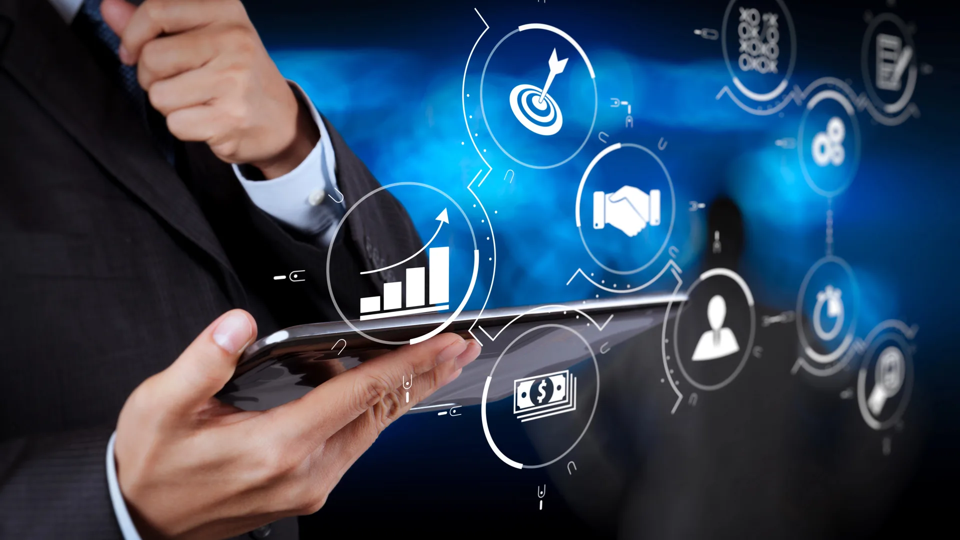 Homme d'affaires devant un organigramme virtuel de gestion de processus et d'automatisation