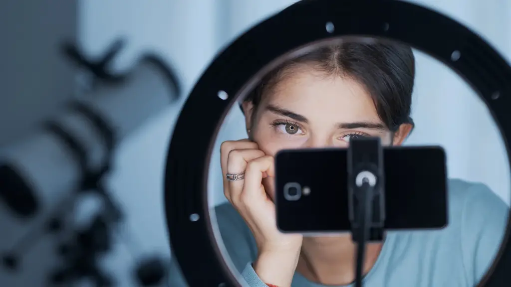 Jeune influenceuse enregistrant une vidéo pour ses abonnés