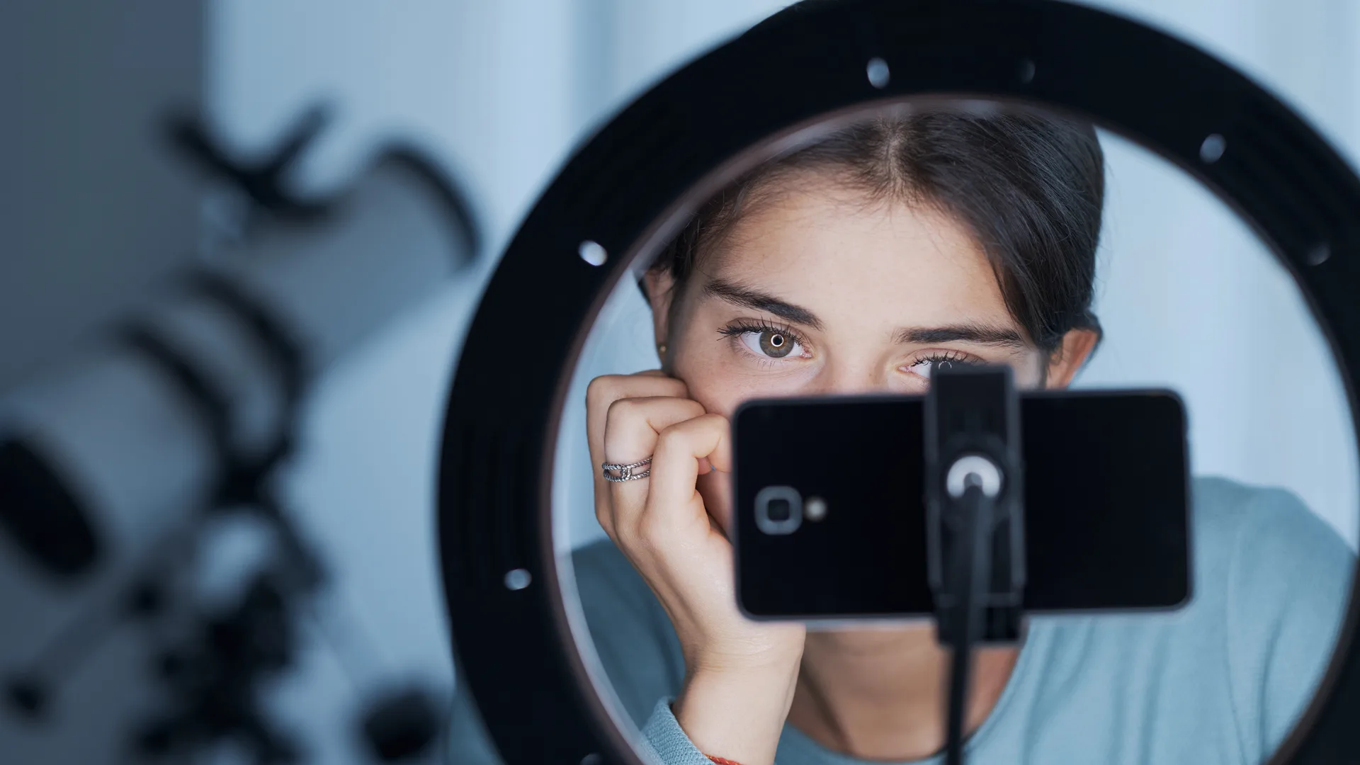 Jeune influenceuse enregistrant une vidéo pour ses abonnés