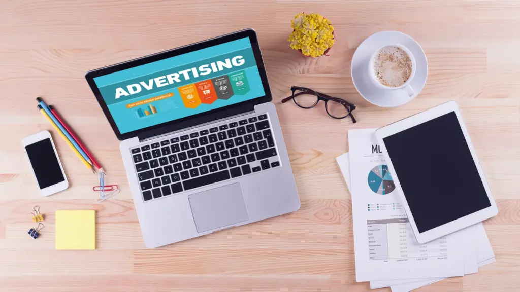 Ordinateur portable avec texte publicitaire à l'écran