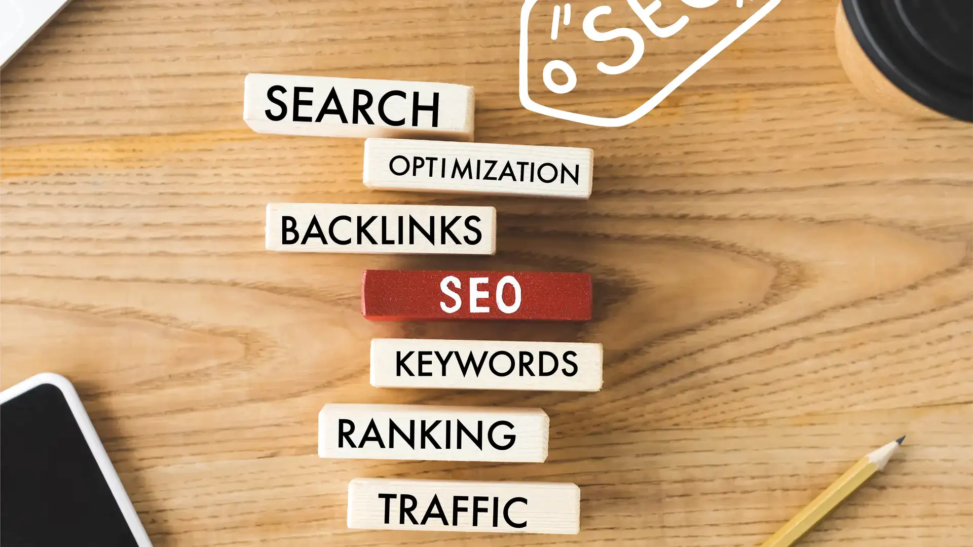 Concept SEO avec lettres en bois, téléphone et carnets