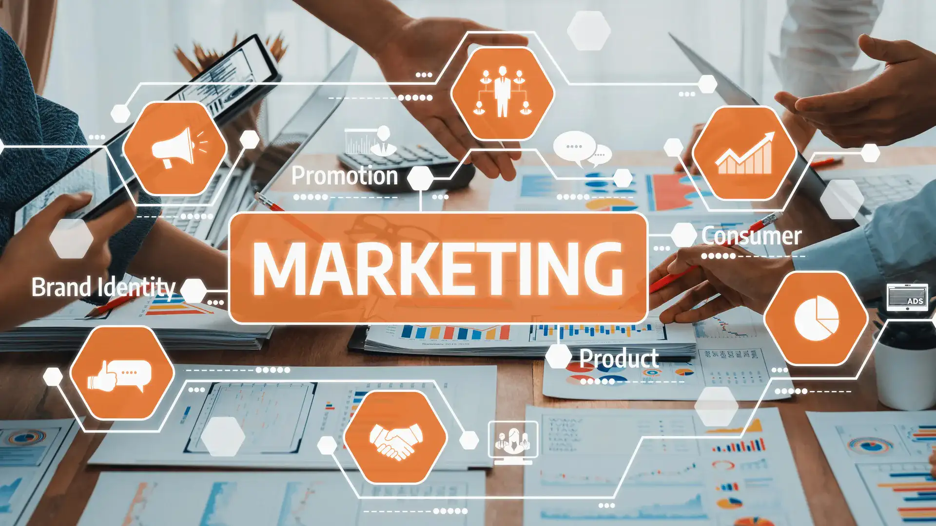 Professionnels analysant des données marketing avec des outils de visualisation
