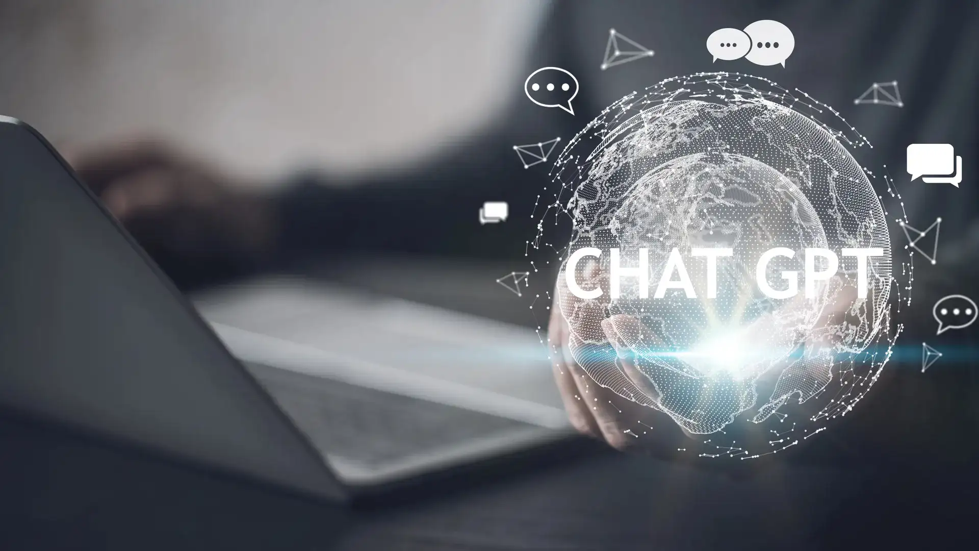 Homme d'affaires utilisant un chatbot IA sur portable et téléphone